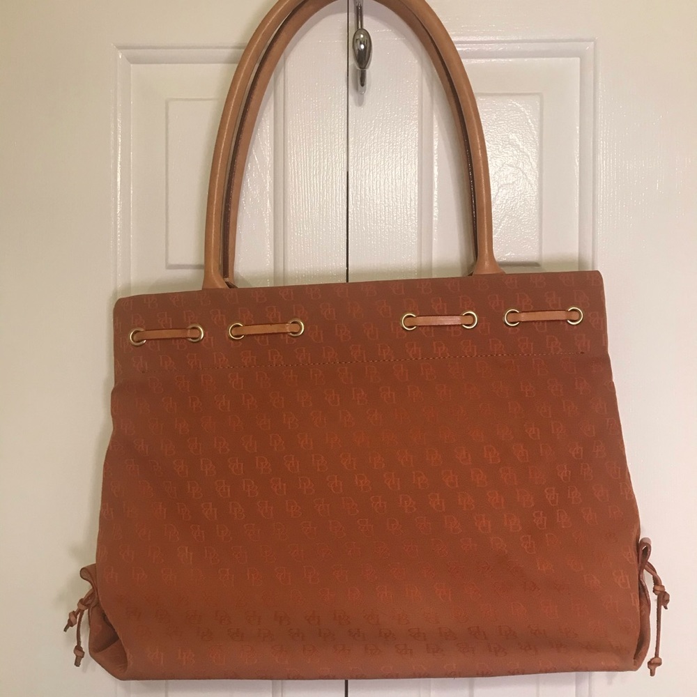 🎉 SALE! Dooney & Bourke Signature Print Large Peach Snap Tote - Picture 2 of 11